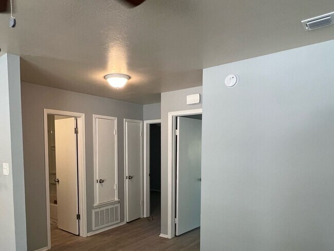 Building Photo - 2917-2917 Bernice Dr