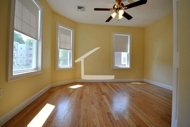 Building Photo - Charming 3 Bedroom-No broker fee