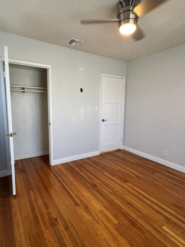 Building Photo - Charming 2-Bedroom Home with Fireplace, Backyard & Garage in Lakewood