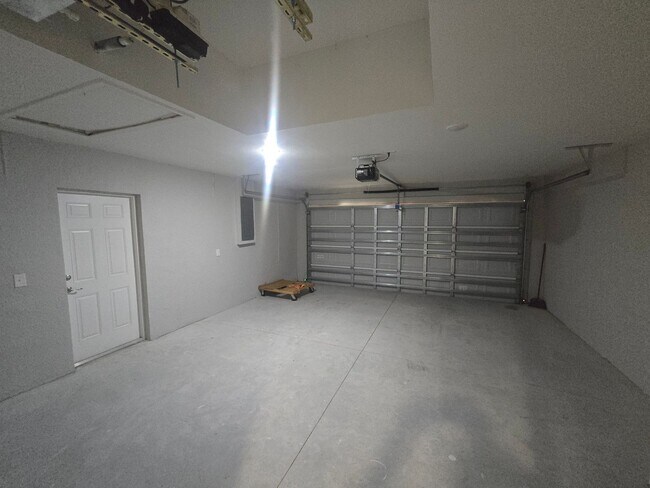 Building Photo - MUST SEE-CUSTOM BUILT-LARGE NEWER CONSTRUT...