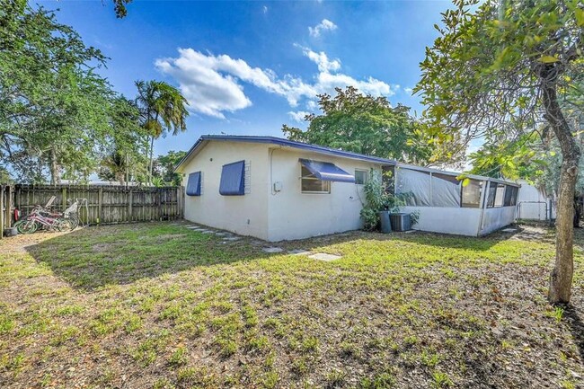 Building Photo - 3 bedroom in Hallandale FL 33009