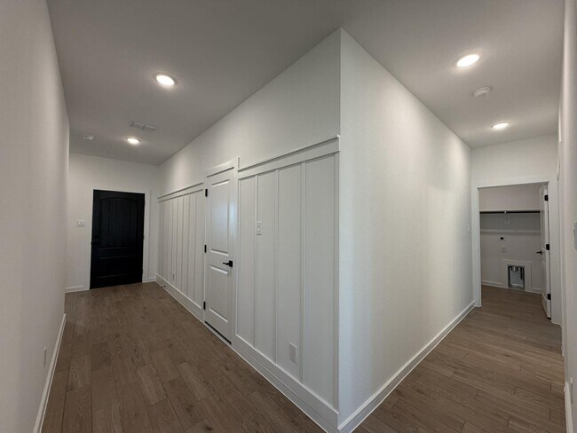 Building Photo - 4819 Legends Bay Dr