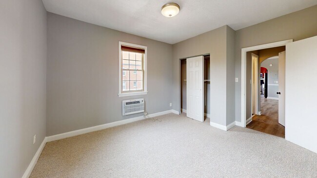 Building Photo - *ONE MONTH'S RENT FREE* Top Floor Updated ...