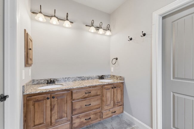 Building Photo - Spacious 3 Bed, 2 Bath House in Edelweiss Gartens Available Now!