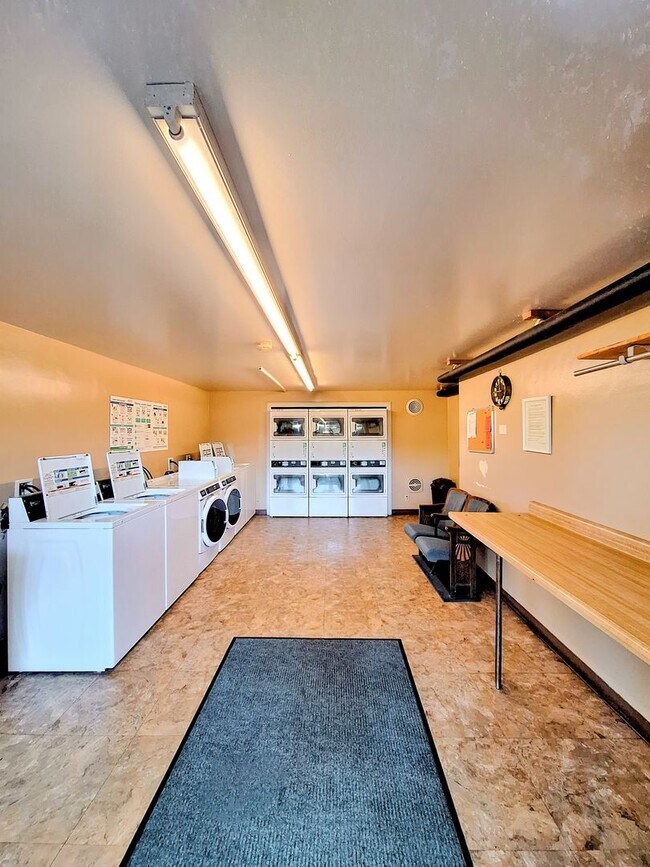 Building Photo - Spacious Second Floor 1bd Condo in Great P...