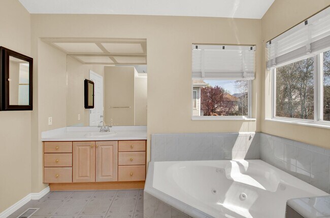 Building Photo - Amazing 4 Bed - 3.5 Bath, Pet-Friendly Lay...