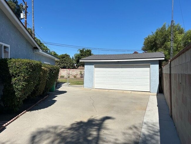 Building Photo - GREAT 3BD HOUSE WITH INCREDIBLE OUTDOOR SP...