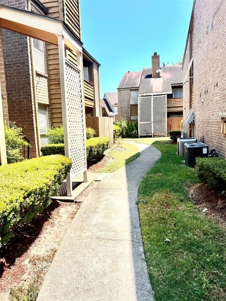 Building Photo - 10202 Forum Park Dr