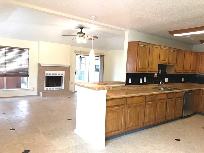 Building Photo - 2118 Endicott Ln