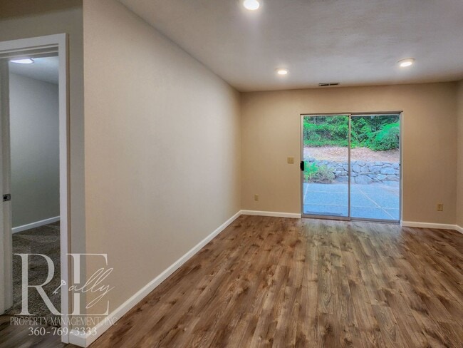 Building Photo - Spacious Tri-Level in East Bremerton | Cor...