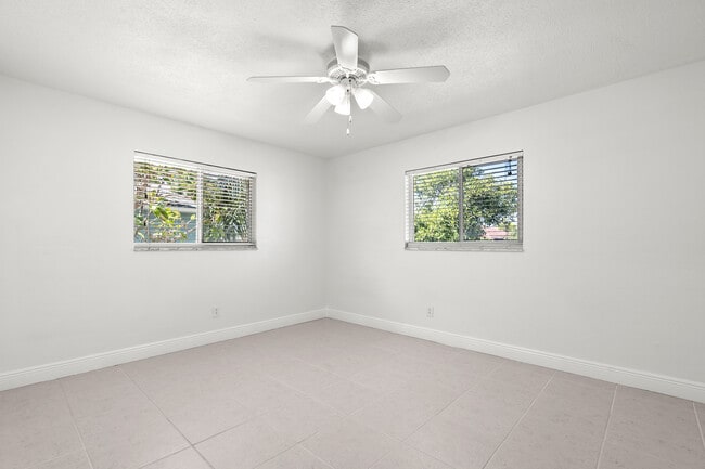 Building Photo - 2173 W Vina Del Mar Blvd