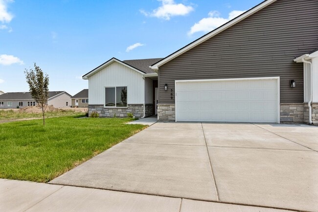Building Photo - AWESOME 3 Bed 2 Bath Twin home in Sugar city