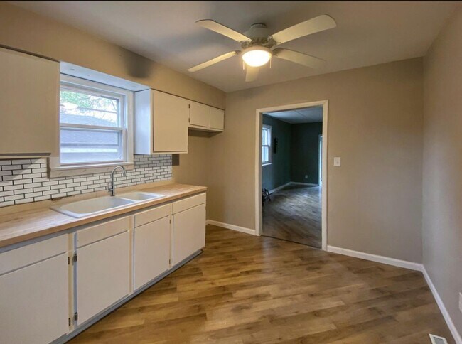 Building Photo - 1405 Redwing Rd