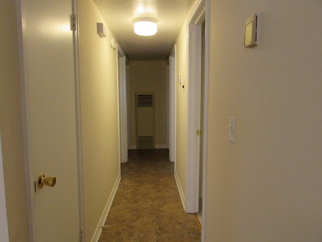 Building Photo - $900 3 Bedroom/1 Bath Spacious Home, Locat...