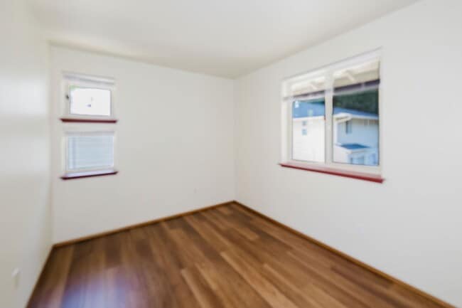 Building Photo - Desireable End Unit, Bremerton Triplex - A...