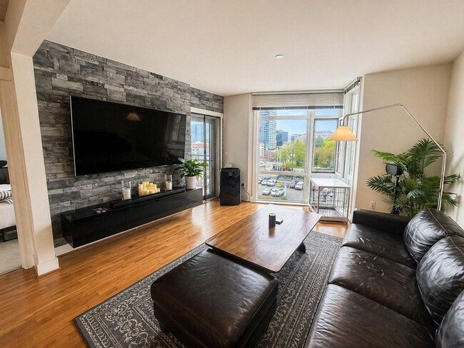 Building Photo - 1bd/1.5ba Seattle Condo