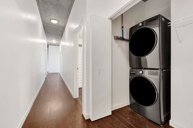 Building Photo - 235 W Van Buren St