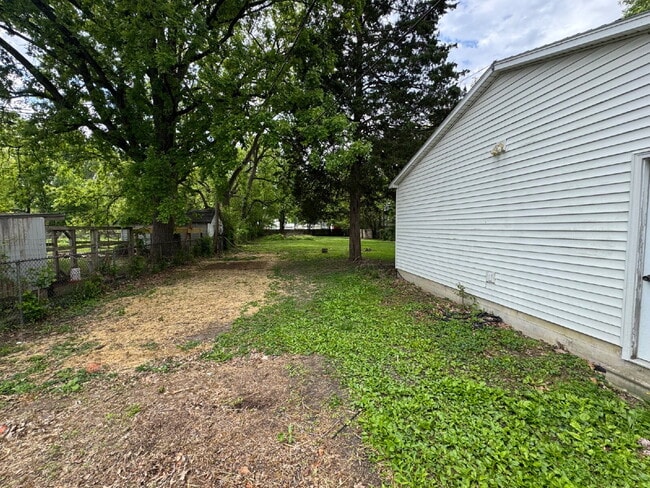 Building Photo - “It’s a Fresh Start” — Remodeled 1 Bed with Washer/Dryer Included