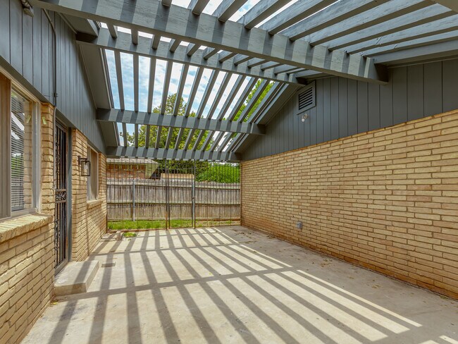 Building Photo - 1700 N Alexander Ln