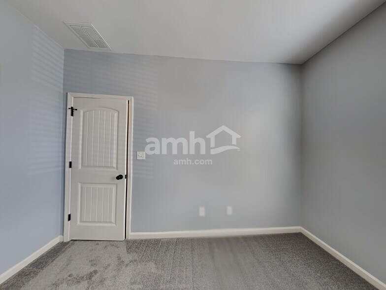 Building Photo - 45 Donna Lyn Dr