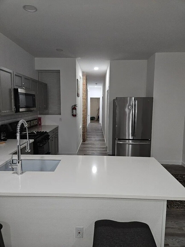 Building Photo - Luxurious 6-Bedroom Haven with Updated Ele...