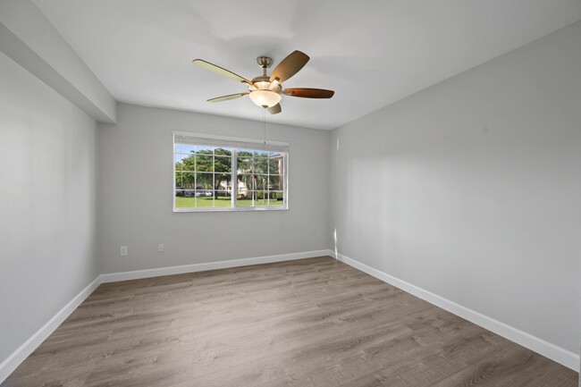 Building Photo - 500 Crestwood Ct N