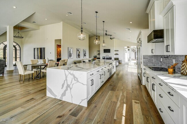 Building Photo - 301 E Jomax Rd