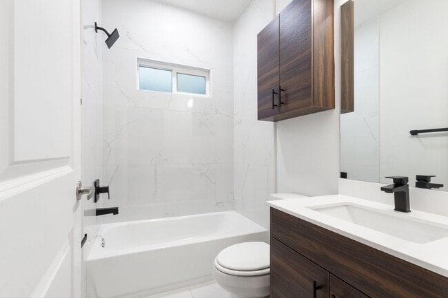 Building Photo - 2BD/2BTH  LUXURY CONDOMINIUM AT THE COVES IN WESLACO