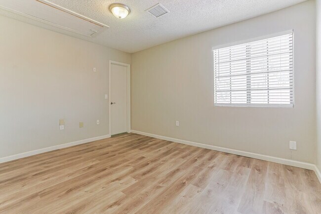 Building Photo - 1243 E Commerce Ave