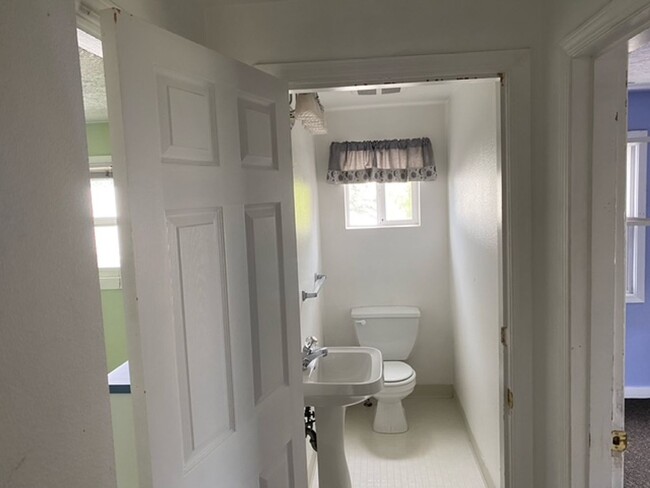 Building Photo - UNIVERSITY LIVING - Beautiful 5 Bedroom Ho...