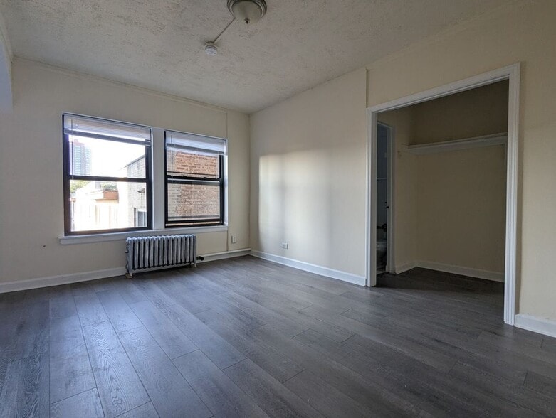 Building Photo - 5417 N Kenmore Ave