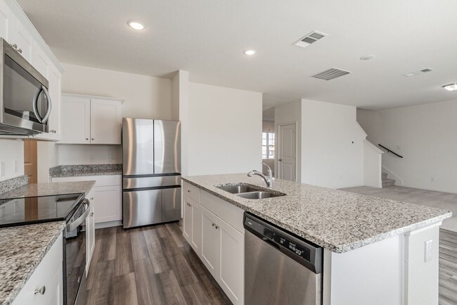 Building Photo - Like new 4 bedroom 2.5 bath in Villages of...