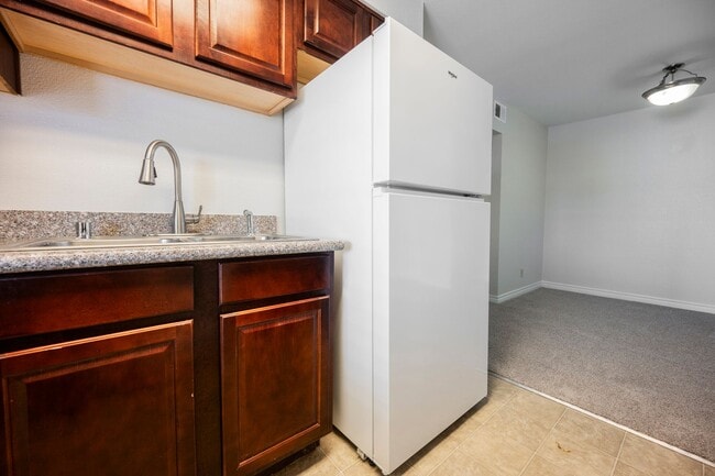 Building Photo - Beautiful 1 bedroom condo Resort style guard gated community