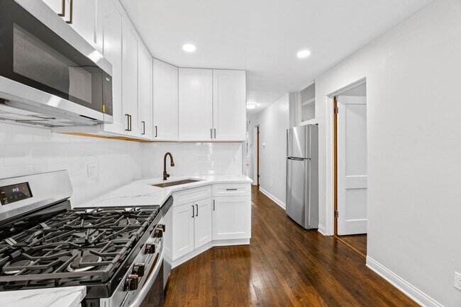 Building Photo - 915 W Newport Ave