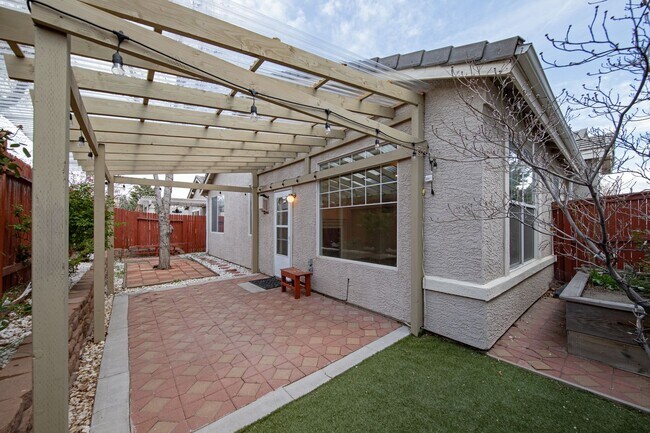Building Photo - Inviting 3-Bed, 2-Bath Home in Gated Commu...