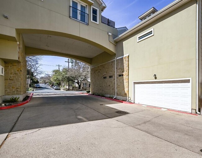 Building Photo - 1115 Kinney Ave