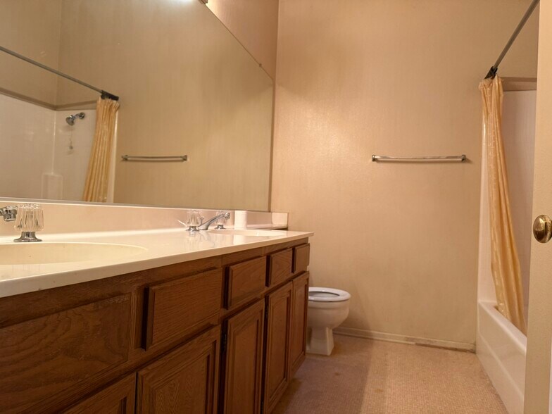 Building Photo - 12025 Heritage Dr