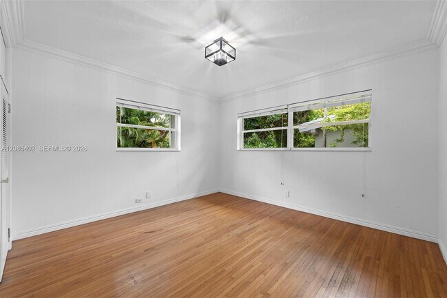 Building Photo - 921 Alava Ave
