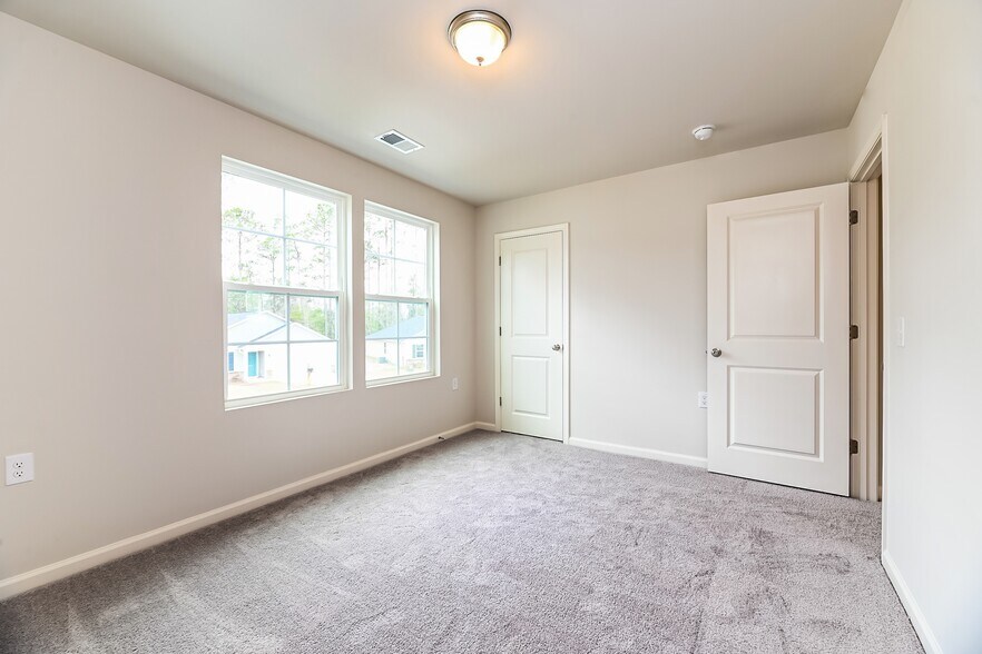 Building Photo - 672 Savanac St SE