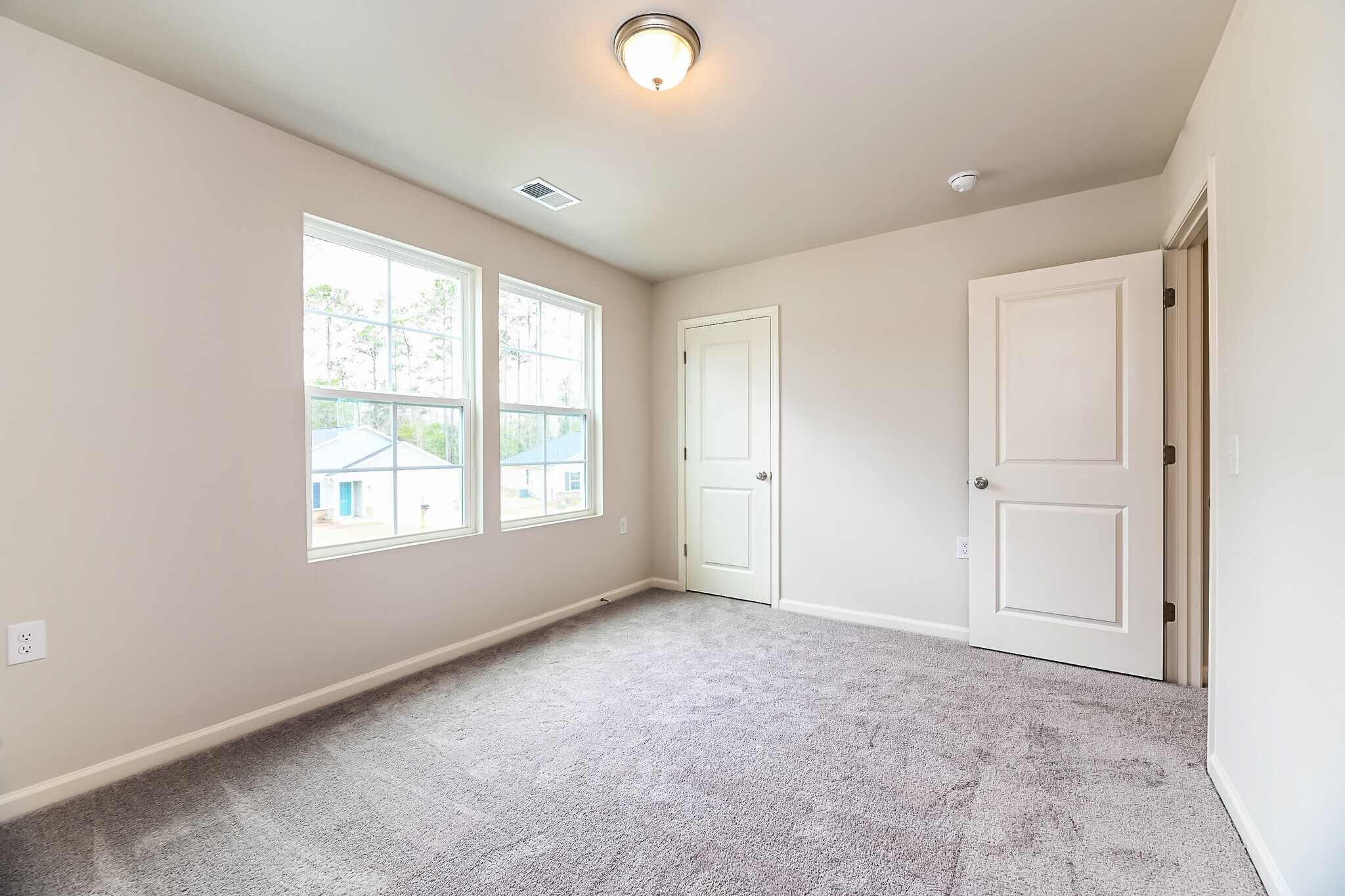 Building Photo - 664 Savanac St SE