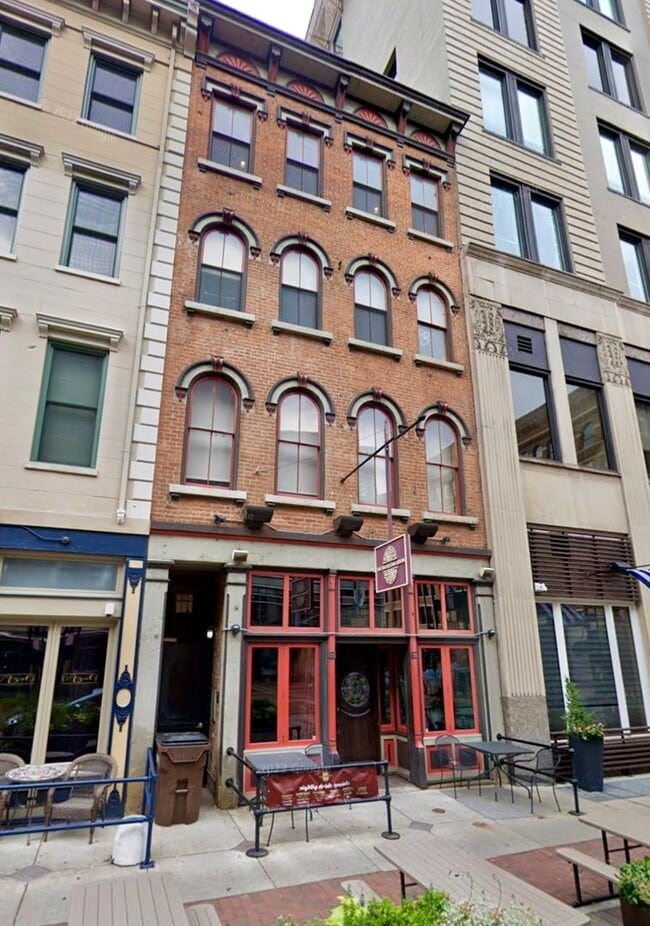 Building Photo - 641 Walnut St