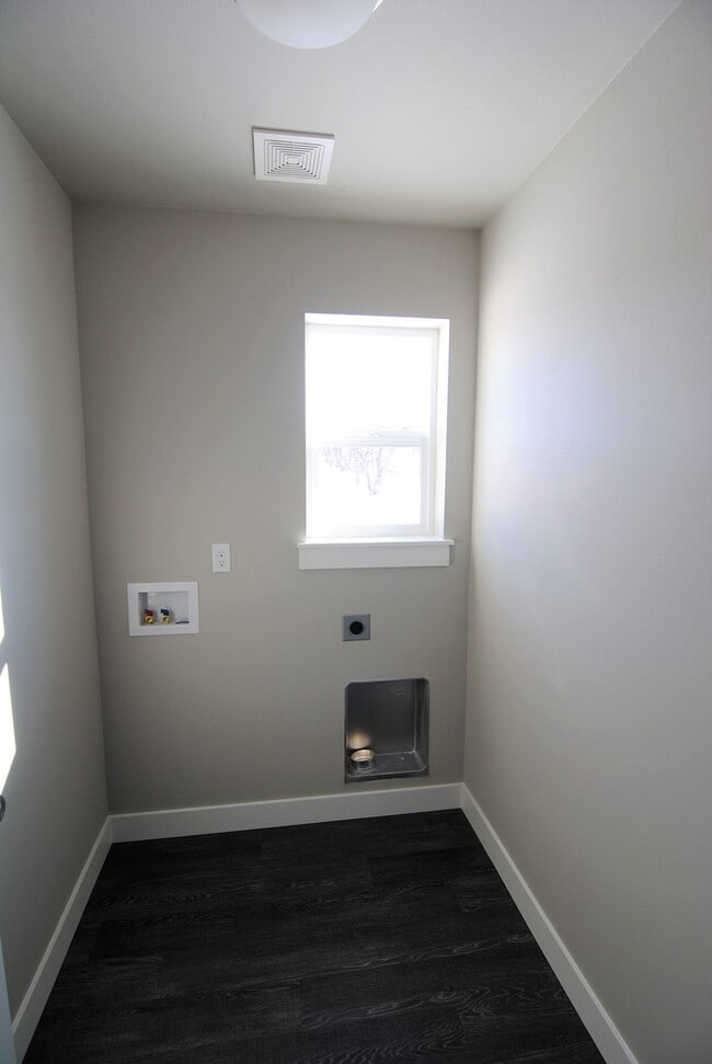 Building Photo - Newer Rambler in Mary Hill Estates!