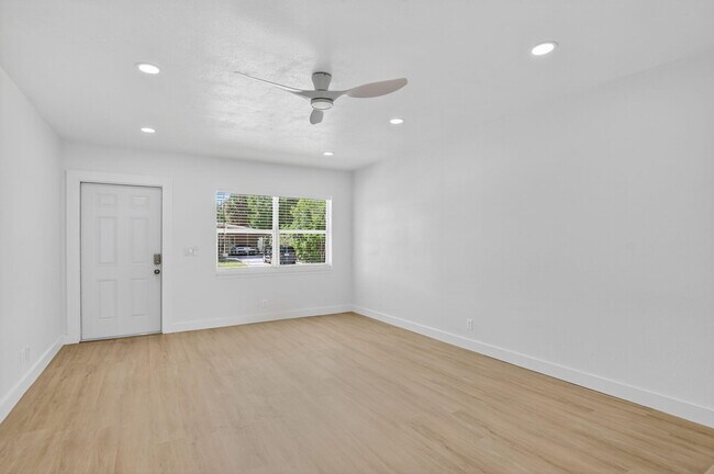 Building Photo - 529 NE 18th St