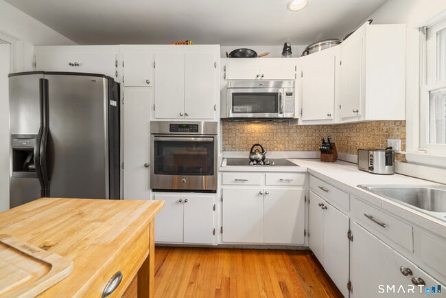 Building Photo - 16 Cushing Dr