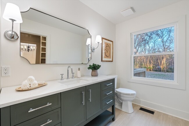 Building Photo - 603 N 5th St