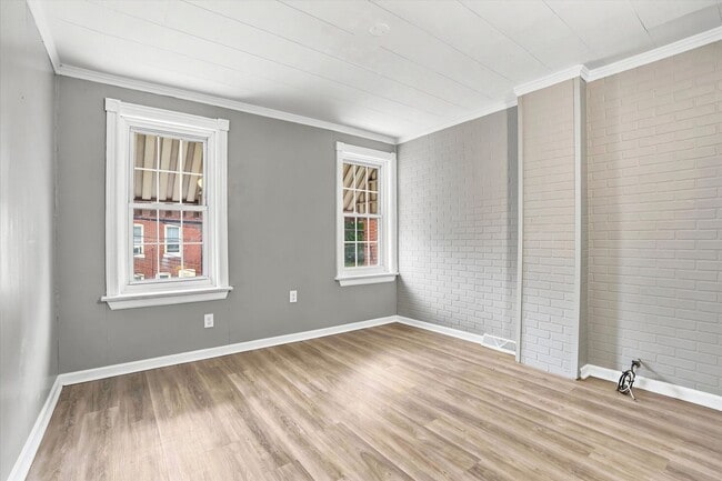 Building Photo - Fully Renovated Single Family House