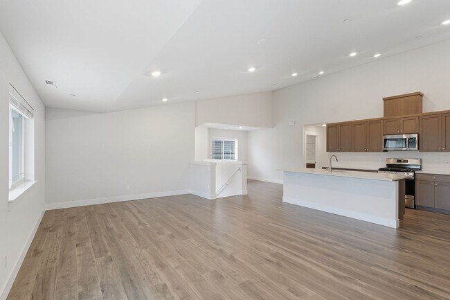 Building Photo - Elegant 4 Bedroom| 2.5 Bathroom Tigard Hom...