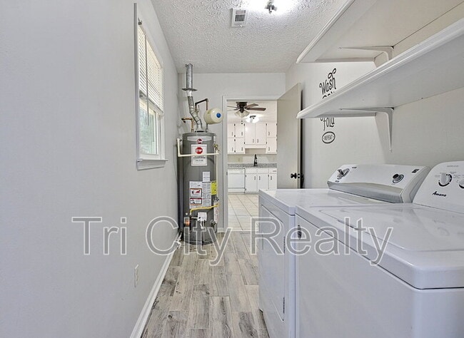 Building Photo - 210 Bella Rosa