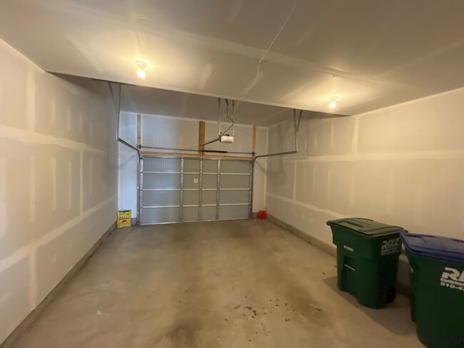 Building Photo - Move-in-ready Brookside Court townhome off...