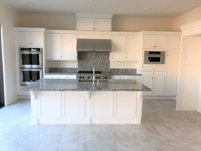 Building Photo - Amazing 5 bedroom home located in desirable Lake Forest community!